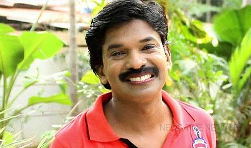 മലയാളികള് ഒന്നിക്കണമെങ്കില് വെള്ളമടിക്കണം അല്ലെങ്കില് വെള്ളം കയറണം: സന്തോഷ് പണ്ഡിറ്റ്