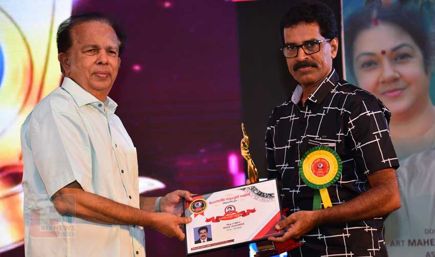 പ്രേംനസീര്‍ ചലച്ചിത്രപുരസ്‌ക്കാരം അജയ്തുണ്ടത്തില്‍ ഏറ്റുവാങ്ങി