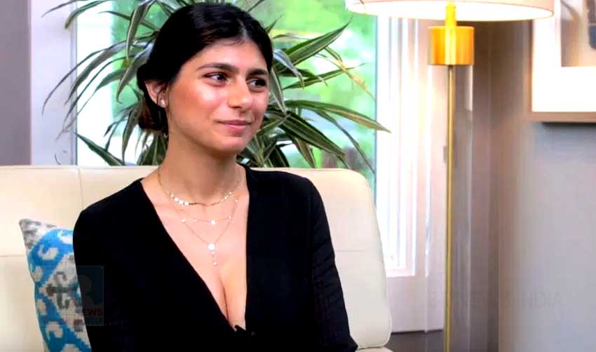 ജനം തന്റെ വസ്ത്രത്തിനുള്ളിലേക്ക് ചുഴിഞ്ഞുനോക്കുന്നു