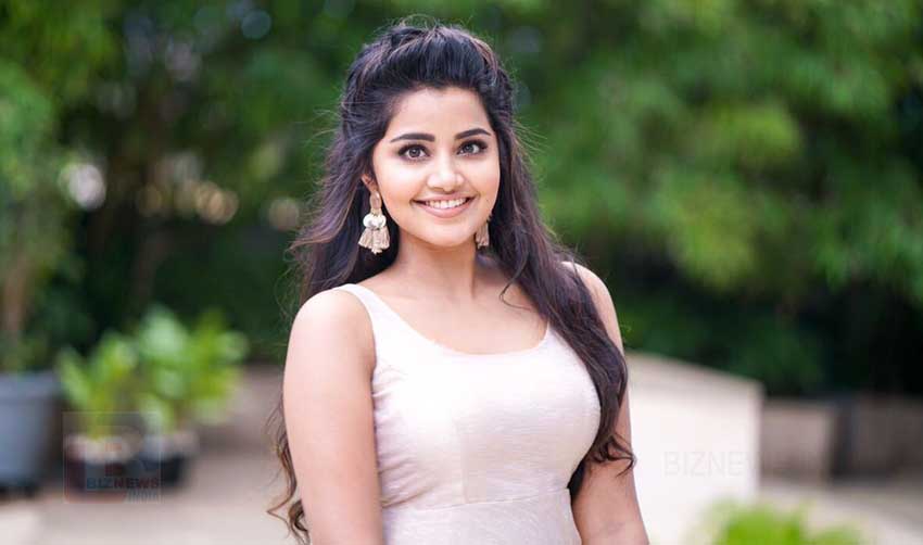 വയറ് കാണുന്നതും കഴുത്തിറക്കി വെട്ടിയ ബ്ലൗസ് അണിയുന്നതുമാണോ ഹോട്ട്