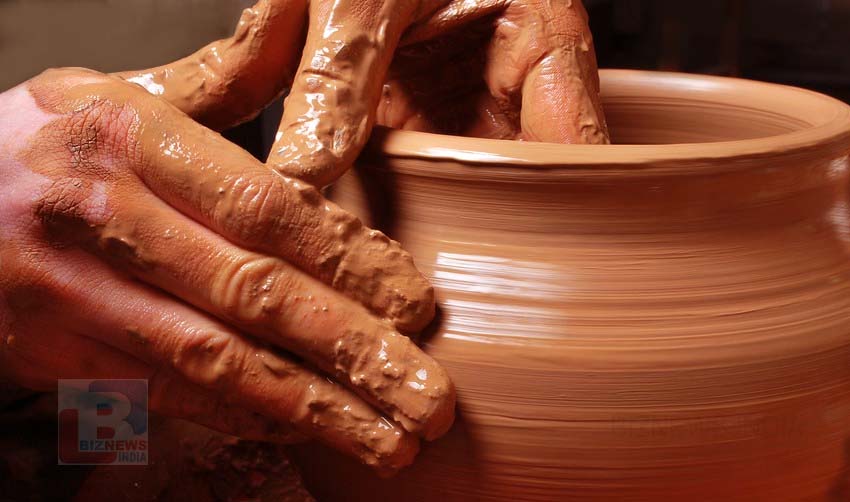 കളിമണ്‍ ഉല്‍പ്പന്ന നിര്‍മാണ തൊഴിലാളികള്‍ക്ക് വായ്പ